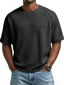 Detalle de camiseta de punto de gofre negra para hombre con mangas ranglán