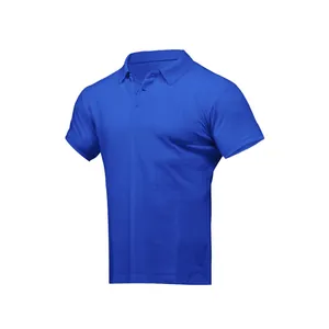 Dettaglio ravvicinato di una polo blu a maniche corte con colletto a bottoni