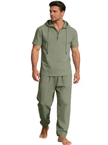 Detailansicht des olivgrünen Leinen-Sets für Herren mit Kapuzenshirt und langer Hose