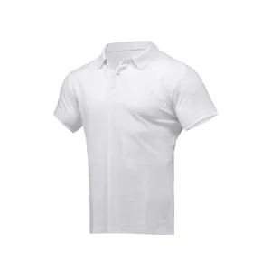 Vista dettagliata di una classica polo bianca a maniche corte da uomo in stile casual