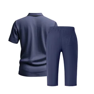 Vue arrière d'un ensemble d'été en lin pour homme avec polo marine et pantalon court
