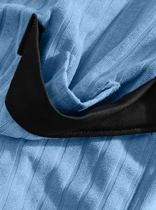 Detailaufnahme des blauen Jacquard-Stoffes eines weichen Herren-Bademantels mit schwarzem Kragen.