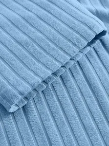 Nahaufnahme des weichen himmelblauen Ripp-Jacquard-Stoffs für bequeme Herren-Bademäntel