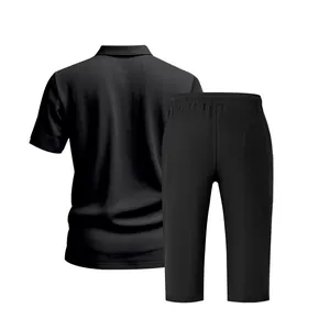 Détail de la vue arrière d'un ensemble polo et pantalon court en lin noir pour homme
