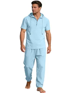 Gesamtansicht von hellblauem Herren-Kapuzen-Kurzarmhemd und langer Freizeithose-Set.