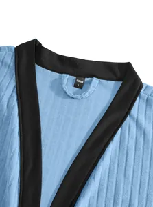 Detailansicht eines blauen Bademantels für Herren mit schwarzem Kragen und Label