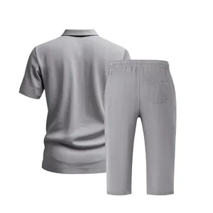 Vue arrière d'un ensemble polo en lin gris respirant et pantalon court pour hommes