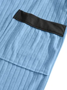 Detailansicht eines blauen Jacquard-Bademantels mit weicher Rippenstruktur und Borte