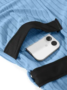 Detailansicht eines blauen Herren-Bademantels mit einer funktionalen Tasche in Schwarz