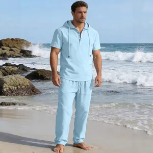 Lässiges hellblaues Herren-Set mit Kapuzenhemd und langer Hose für den Strandurlaub