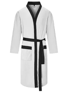Premium hellgrauer Herren-Bademantel mit Jacquard-Muster, schwarzem Besatz und Gürtel