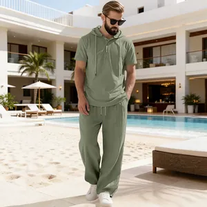 Herren-Set aus kurzärmeligem Kapuzenhemd und Hose in Salbeigrün für den Strandurlaub