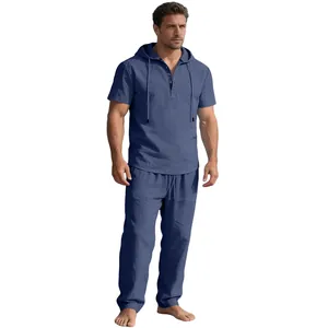Bequemes Herren-Set aus blauem kurzärmeligem Kapuzenshirt und langer Hose für Freizeit
