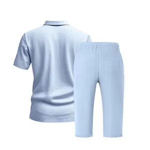 Vue arrière d'un ensemble polo en lin et pantalon court d'été pour hommes bleu ciel