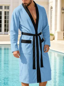 Luxuriöser blauer Herren-Bademantel mit Jacquard-Muster, schwarzem Besatz und Gürtel