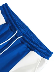 Detailansicht des elastischen Bundes und Kordelzugs an blau-weiß-farbenen Joggern.