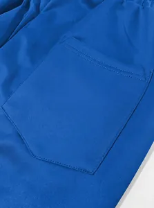 Nahaufnahme einer blauen schnelltrocknenden Sporthosentasche mit verstärkter Naht