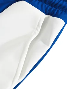 Nahaufnahme des blau-weißen schnelltrocknenden atmungsaktiven Stoffes bei Herren-Sporthosen.