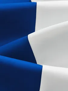 Nahaufnahme der blau-weißen Farblock-Schnelltrocknungsgewebe-Textur auf Sporthosen