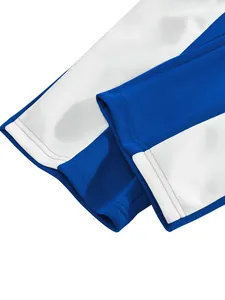 Detailansicht der blau-weißen Herren-Sporthose mit Fokus auf die Nähte