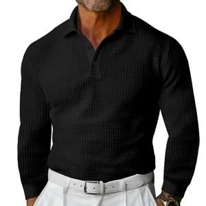 Detailansicht des schwarzen Langarm-Poloshirts mit Waffelstruktur und Knopfleiste.