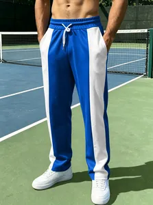Detailansicht der blau-weißen Herren-Sporthose mit Kordelzug und Blockfarben
