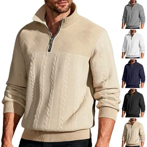 Dettaglio della maglia a trecce pesante su maglione casual retrò con zip