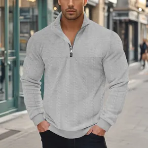 Close-up van een vintage grijze gebreide sweater met kwart rits en patchwork textuur
