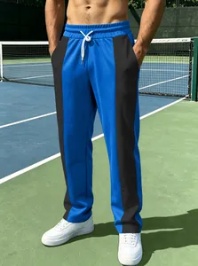 Detail der blau-schwarzen Herren-Jogginghose im Color-Block-Design an einem Modell.