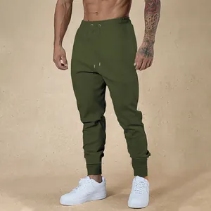 Pantaloni sportivi slim da uomo verde oliva con coulisse ed elastico in vita.