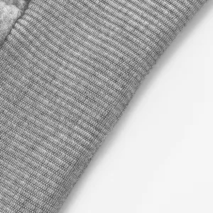 Macro-opname van hoogwaardige grijze geribbelde gebreide textuur op een zware trui