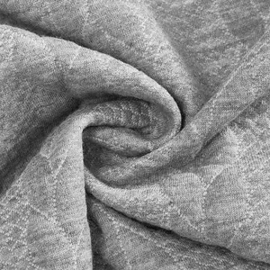 Macrodarstelling van de hoogwaardige zware grijze jacquard gebreide stoftextuur van de trui.