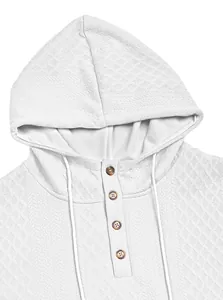 Detailaufnahme eines weißen Herren-Kapuzenpullovers aus Jacquard mit Knopfleiste
