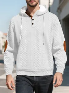 Detailansicht eines weißen Herren-Jacquard-Kapuzenpullovers mit braunen Ellbogen-Patches