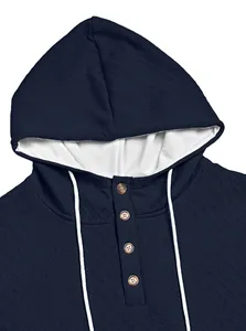 Nahaufnahme des Ausschnitts eines marineblauen Herren-Jacquard-Hoodies mit Knöpfen