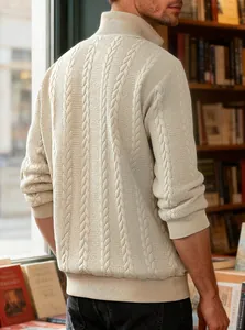 Vista posteriore di un maglione beige a trecce con colletto rialzato e finiture a costine