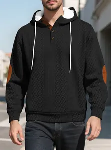 Detailansicht des schwarzen Herren-Jacquard-Hoodies mit Knöpfen und Ellbogen-Patches.