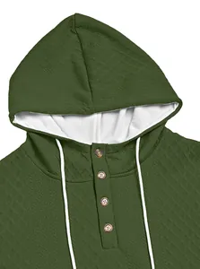 Nahaufnahme des olivgrünen Jacquard-Kapuzenpullovers mit Knopfleiste und Struktur