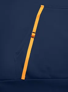Detail eines Herren-Hoodies in Marineblau mit orangefarbenem Taschenband und Schnalle