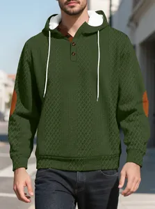 Detailansicht des Herren-Kapuzenpullovers in Armeegrün mit Jacquard-Muster und Ellbogen-Patches.
