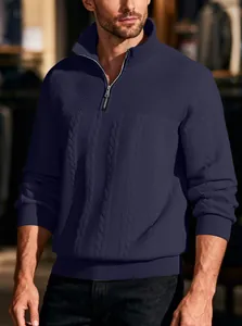 Primo piano del maglione blu scuro da uomo con mezza zip e raffinata trama a treccia.