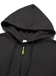 Detailweergave van een zwarte herenhoodie met een opvallende neon groene rits treklipje.