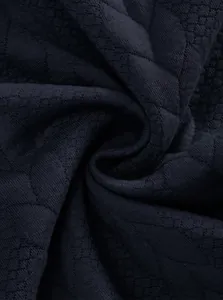 Primo piano dettagliato del tessuto a maglia jacquard blu navy con trama a rombi