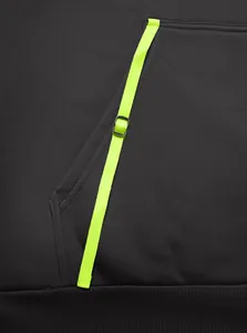 Nahaufnahme der Tasche an einem Herren-Hoodie mit auffälligem neongelben Riemen