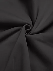 Makro-Detail der weichen anthrazitfarbenen Jersey-Stoffstruktur für Herren-Hoodie