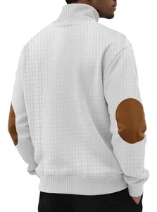 Detailweergave achterkant witte heren sweatshirt met wafeltextuur en bruine elleboogstukken