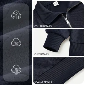 Dettagli del maglione in maglia jacquard blu navy che mostrano colletto e polsini.
