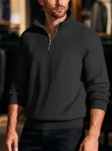 Primo piano di un maglione nero da uomo con mezza zip e trama a treccia lavorata