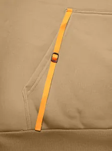 Detailaufnahme der Kängurutasche und des orangefarbenen Zierriemens an einem khakifarbenen Hoodie