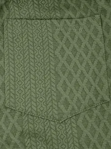 Vista macro dei dettagli della tasca dei pantaloni casual verde oliva da uomo in tessuto jacquard